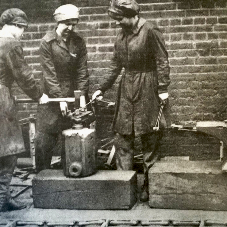Wwi Women Working At The Yard
